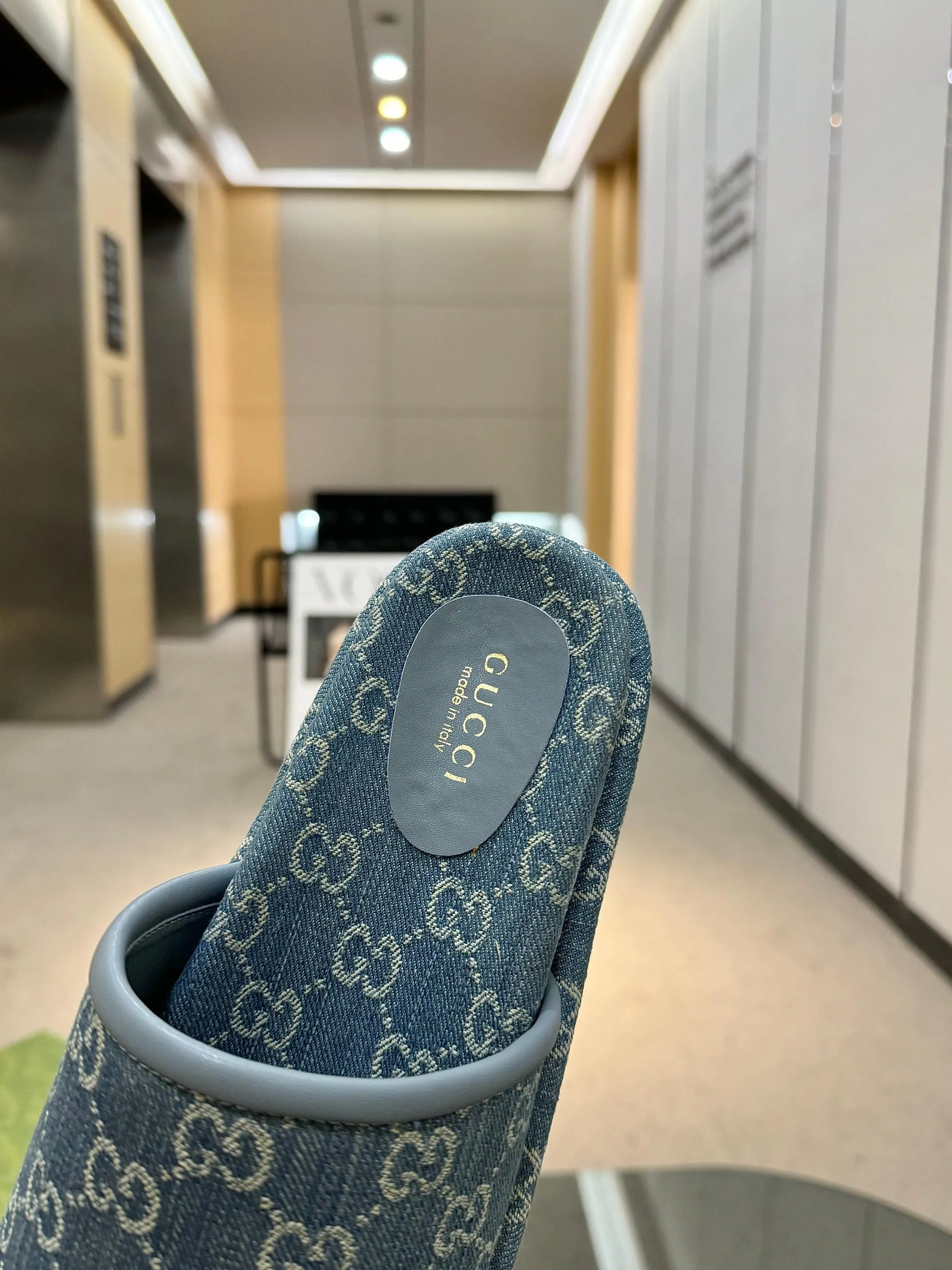 👟👟Ex-factory price 440👟👟 Gucci’s latest limited edition thick-soled slippers. Top quality for sale. Purchase genuine product for development. The material and workmanship are consistent with the original. Upper: original special printing process. Lining: dyed sheepskin. Outsole: Italian private model outsole. Size: 35-43M standard size. 41, 42, 43 are also customized and cannot be returned. Sole thickness: 5.5cm. Forefoot 4cm.